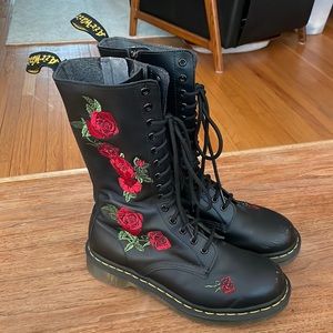 Dr. Martens Vonda 14 Hole Boot Rose EUC